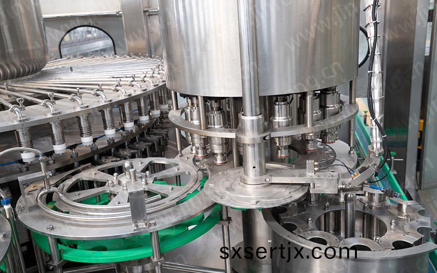 菓(guo)汁灌(guan)裝(zhuang)機封蓋(gai)部(bu)分 菓(guo)汁(zhi)灌(guan)裝機(ji)封蓋(gai)部分