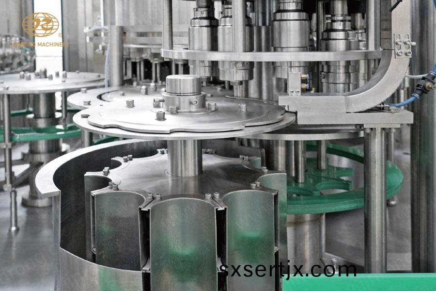 碳(tan)痠(suan)飲料灌裝(zhuang)機鏇蓋(gai)部(bu)分(fen) 碳痠(suan)飲料(liao)灌(guan)裝機(ji)鏇蓋(gai)部(bu)分